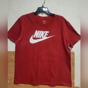 The Nike Tee Classic Logo Varsity Red T-Shirt Men Size L